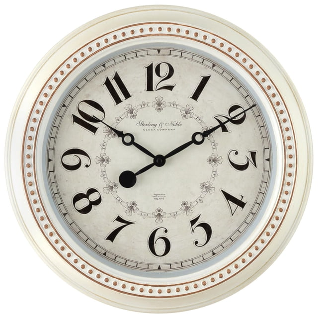 Horloge Murale en Plastique de 15,5 Po avec Cadre en Plastique Crème Présentant une Garniture Perlée en Fini Métallique Chaud Brossé à la Main, Cadran Traditionnel en Parchemin avec Chiffres Arabes Noirs, Ornements Décoratifs de Centre, et Aiguilles des Heures et des Minutes Ornementales Noires Protégées par une Lentille en Verre.