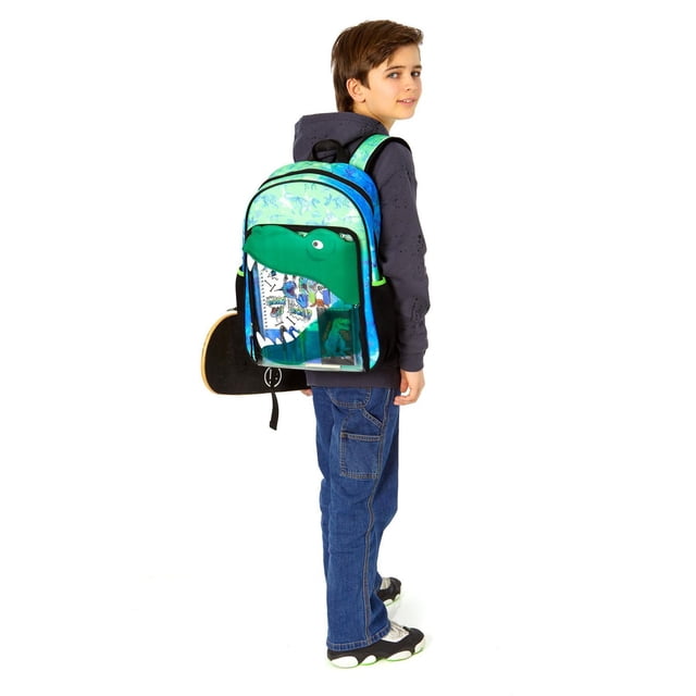 Ensemble de Papeterie pour Sac à Dos 3D Dino Porté par un Enfant de Profil, Comprenant un Sac à Dos Bleu et Vert de 17 Pouces avec une Appliqué Dinosaure Vert 3D sur la Poche Zippée Transparente à l'Avant, des Bretelles d'Épaule Rembourrées Ajustables, un Dessous Résistant à l'Eau, un Ruban Réfléchissant et des Poches Latérales en Maille, Assorti à des jeans et des Espadrilles en Tenant une Planche à Roulettes, Idéal pour l'École Ou les Rendez-Vous de Jeu.