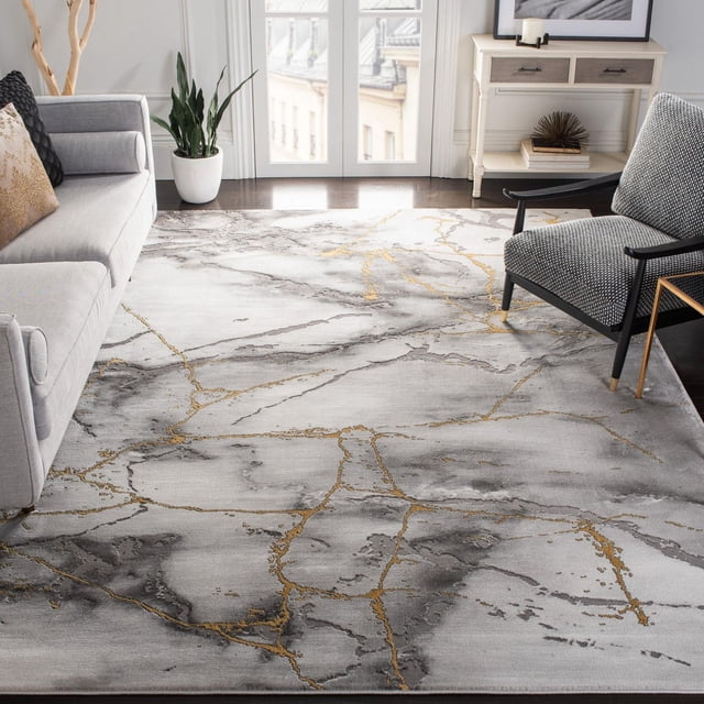 SAFAVIEH Tapis Artisanal Paul en Marbre Abstrait 9 Pieds x 12 Pieds avec Motifs Tourbillonnants Gris et Or Inspirés du Marbre et texture de Poil Gravée Subtile, Posé sur des Planchers de Bois Franc Sombres entre un sofa Gris et un Fauteuil à Motifs, Convient pour Rehausser les Espaces de Vie Contemporains.