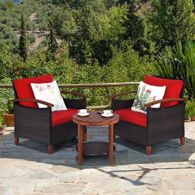 Gymax Ensemble de Conversation en Rotin Osier pour Patio 3 Pcs, Ensemble de Meubles d'Extérieur avec Coussin Rouge. l'Ensemble Comprend Deux Chaises en Osier avec Coussins Rouges et Accoudoirs Ergonomiques, et une table Basse à Deux Niveaux en Bois d'Acacia avec Dessus à Lattes et Tablette en Osier Inférieure. les Chaises Dotées de Cadres en Rotin et en Bois d'Acacia Résistants aux Intempéries, Offrant une Durabilité et une Capacité de Poids de 360 Lb Chacune. les Coussins Ont une Épaisseur de 3 Pouces, Remplis de Mousse à Haute Densité, et Ont des Housses Amovibles et Lavables. la table Basse Offre