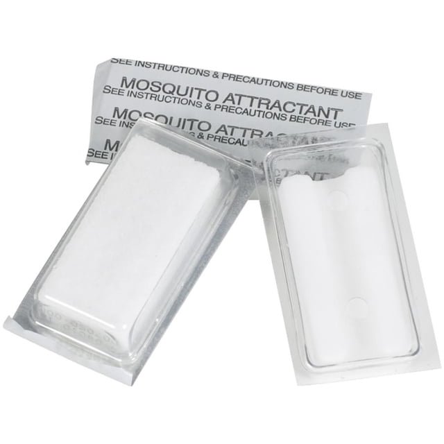 Mosquito Magnet Lot de 3 Attractifs à l'Octénol Montrant Deux Blocs Rectangulaires Blancs d'Attractifs en Sachets Blisters en Plastique Transparent avec Dos en Feuille d'Argent Étiqueté « Attractif pour Moustique » et instructions d'Utilisation, Conçu pour la Lutte Extérieure contre les Insectes et les Organismes Parasites pour Attirer les Moustiques et les Morsures de Mouches.