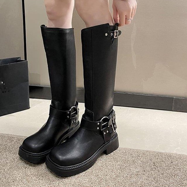 EGNMCR Bottes Hauteur Genou Automne Hiver Hautes à Bout Rond à Talon Épais pour Femmes, Montrées en Noir avec un design Épuré. Ces Bottes Décontractées Présentent un Bout Rond, un style à Enfiler et un Détail Pratique de Sangle à Boucle. le Talon Épais Mesure Environ 4 cm (1,57 Pouces), Offrant Confort et Stabilité. Convenant à Diverses occasions comme la Marche Extérieure, les Fêtes Ou le Travail, Ces Bottes Sont Légères, Antidérapantes et Respirantes. l'Image Montre Que les Bottes Sont Portées à l'Intérieur sur un Plancher Tapisé.