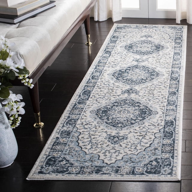 Safavieh Isabella Cennetig Tapis à Bordure Florale 2 Pieds2"x7' Coureur avec motifs Floraux Traditionnels dans des Tons Gris et Bleus Doux, Fils Synthétiques Tissés Mécaniquement en Poil de Coupe Moyenne, Placé sur un Plancher de Bois Franc Foncé à Côté d'Un Banc Rembourré beige avec Pattes Capitonnées en Laiton et Rideaux Blancs, Idéal pour la Déco Maison Classique Ou Décontractée.