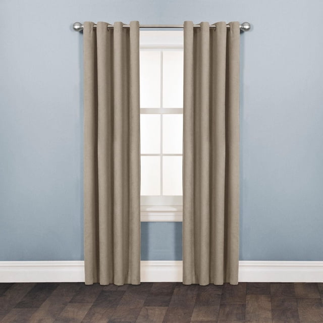 Mainstays Panneau de Rideaux à Oeillets en Faux Suède beige avec texture Suédée au Toucher Doux et Fini Mat, Suspendu sur une Tringle Argentée au-Dessus d'Une Fenêtre avec Bordure Blanche, Adossé à un Mur Bleu Pâle et à un Plancher de Bois Foncé, Convient à l'Assombrissement de la Pièce et à une installation Facile avec Anneaux à Oeillets.
