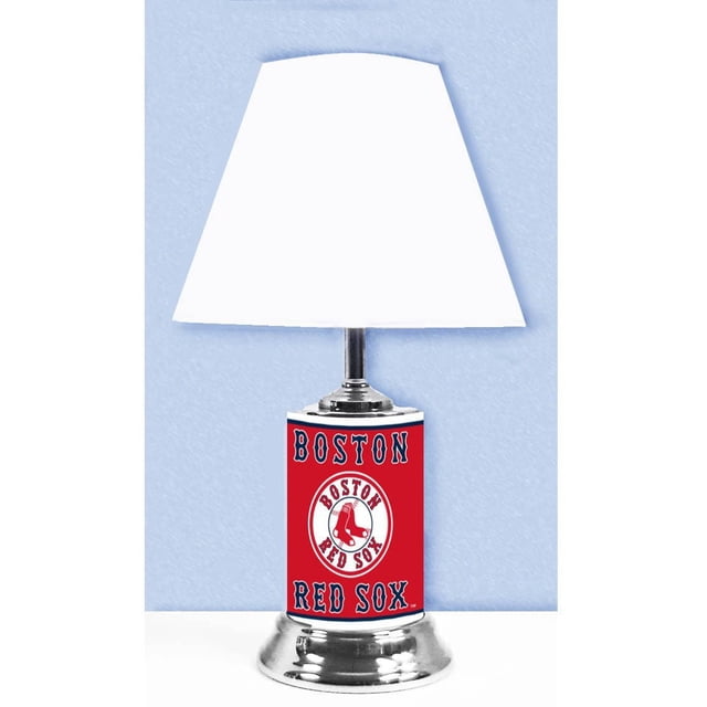 MLB Boston Red Sox Table Lampe avec base Métallique Cylindrique Affichant le logo Officiel Boston Red Sox et le Nom de l'Équipe en Rouge, Blanc et Bleu Marine, Surmontée d'Un Abat-Jour Conique Blanc, Mesurant 18 1/2 Pouces de Hauteur avec un Fond en Feutre pour Protéger les surfaces, Convient aux Grottes de Fans, Chambres Ou Bureaux.