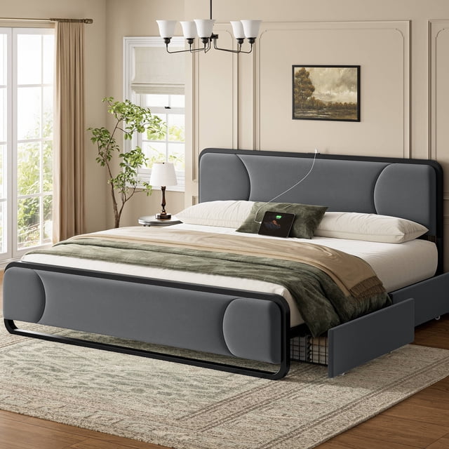 GUNAITO Cadre de Lit Très Grand avec 2 Tiroirs de Rangement, Doté d'Un design Plateforme avec une Tête de Lit Courbée Rembourrée en Velours Gris. Comprend une station de Recharge Intégrée avec ports USB et Type-C pour Plus de Commodité. la construction Robuste en Acier et Bois Supporte jusqu'à 1000 Lb et Comprend 12 Lattes et 9 Pieds de Soutien pour la Stabilité. le Cadre de Lit Offre Également 11 Pouces d'Espace de Rangement sous le Lit et un Éclairage DEL Doux avec Luminosité Réglable. Présenté dans un Décor de Chambre Moderne avec une Lumière Neutre et Naturelle.