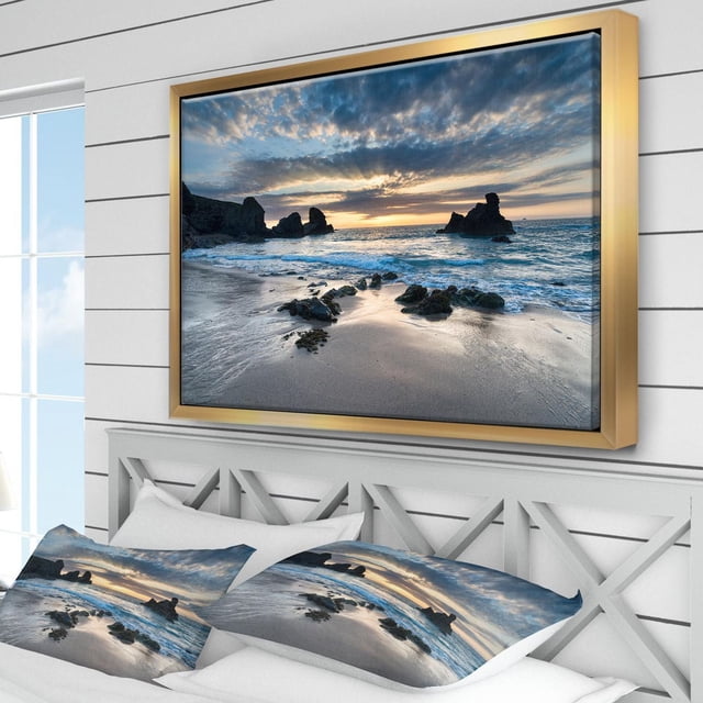 Designart Beau Cadre Mural Flottant de Porthcothan Bay ART Représente un Paysage Côtier avec des formations Rocheuses sur une Plage de Sable au Coucher du Soleil sous un Ciel PARTiellement Nuageux, Imprimé sur Toile de Qualité Supérieure Enveloppée de Galerie avec des Encres Résistantes à la Décoloration et Tendu sur un sous-Cadre en Bois de 1 Po à l'Intérieur d'Un Cadre Flottant Doré, Affiché au-Dessus d'Un Lit en Bois Blanc avec des Oreillers Assortis Présentant la Même image, Idéal pour la Déco Maison Nautique et Côtière.