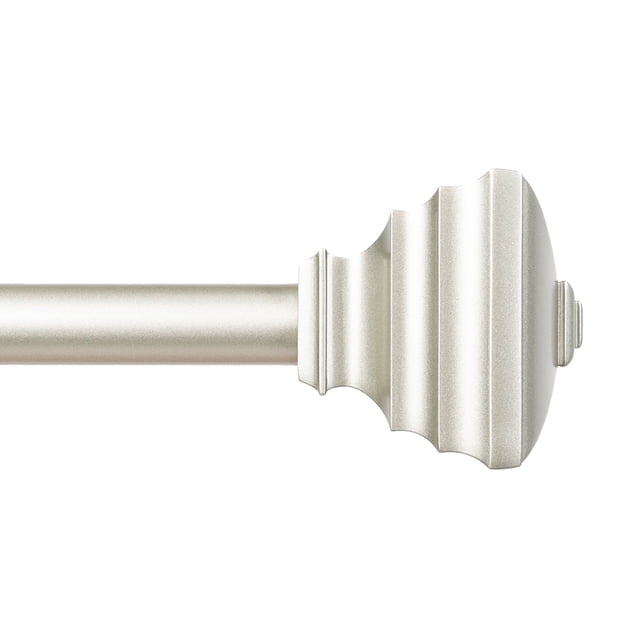 Mainstays Tringle à Rideaux Décorative Ajustable Jayden de 30 à 84 Po, Fini nickel Brossé, Montrant un Gros Plan de la Tringle Métallique de 3/4 Po de Diamètre et du Pommeau en Escalier, Convient aux Rideaux de Poids Moyen à Lourd dans les Salles à Manger Ou les Chambres.