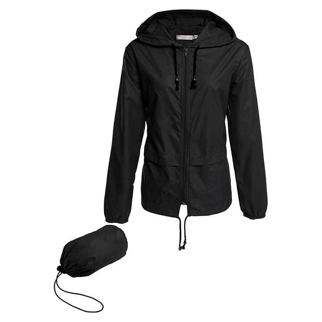 Nituyy Manteau de Pluie Compressible Coupe-Vent à Capuche avec Cordon de Serrage Ajustable en Noir. Fabriqué en polyester Léger, Il Comprend des Poignets Élastiques, une Fermeture Éclair et une Capuche à Cordon de Serrage Ajustable. Idéal comme Imperméable d'Extérieur Ou Coupe-Vent de Voyage, Il Comprend une Pochette de Transport Assortie pour la Portabilité.
