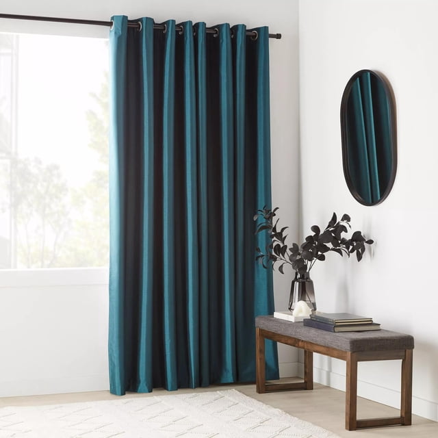Bouclair Rideau Occultant Teal Pegaze Mesurant 52x84 Pouces (132x213 cm) Exposé dans un Cadre de Pièce Moderne. le Panneau de Rideau Teal Uni Est Suspendu sur une Tringle à Rideau Noire, Mettant en Valeur Ses Propriétés Bloquant la Lumière et Réduisant le Bruit. Fabriqué à Partir de 65 % polyester et 35 % viscose, Il Offre une Efficacité Énergétique et un Contrôle Complet de la Lumière. le Rideau Est Conçu avec un Oeillets pour une installation Facile et Complète le Décor Minimaliste avec un Banc, des Livres et un vase Décoratif