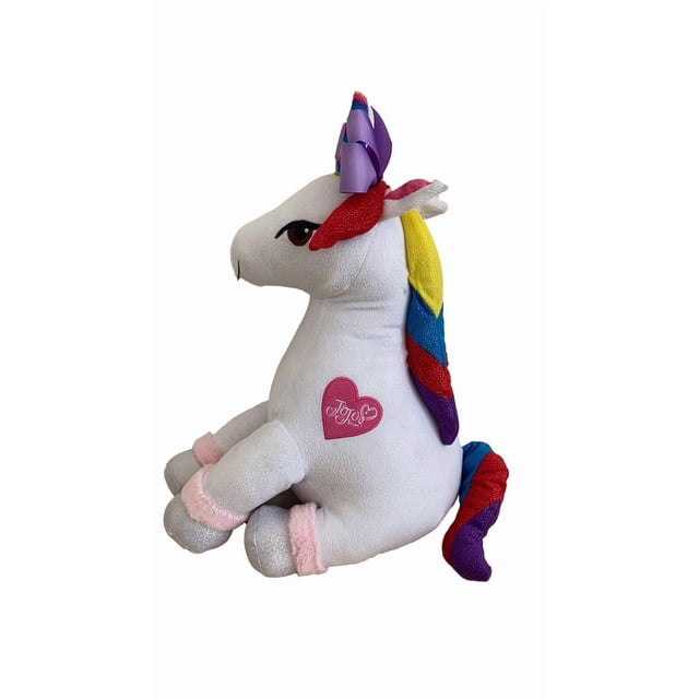 Jojo Siwa Coussin en Peluche Licorne Compagnon sur le Côté avec un Corps en polyester Doux Blanc, Crinière et Queue Arc-en-Ciel en Jaune, Bleu, Rouge et Violet, et un Nœud Violet sur Sa Corne Arc-en-Ciel. Il a des Poignets en Peluche Roses sur les Sabots Argentés et un Écusson Cœur Rose avec le logo Jojo Siwa sur le Côté. Mesurant Environ 6 par 16 par 17 Pouces, Ce Jouet en Peluche Convient pour Se Blottir pendant le Temps de Jeu Ou l'Heure du Coucher.