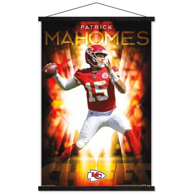 NFL Kansas City Chiefs - Patrick Mahomes II Affiche Murale 18, 22,375 Po x 34 Po Encadrée Montrant le Quart-Chef Patrick Mahomes en Chandail Numéro 15 Rouge et Pantalon Blanc Se Préparant à Lancer un Ballon de football, sur un Fond orange et Jaune Vif et Ardent avec le logo des Kansas City Chiefs au Bas.