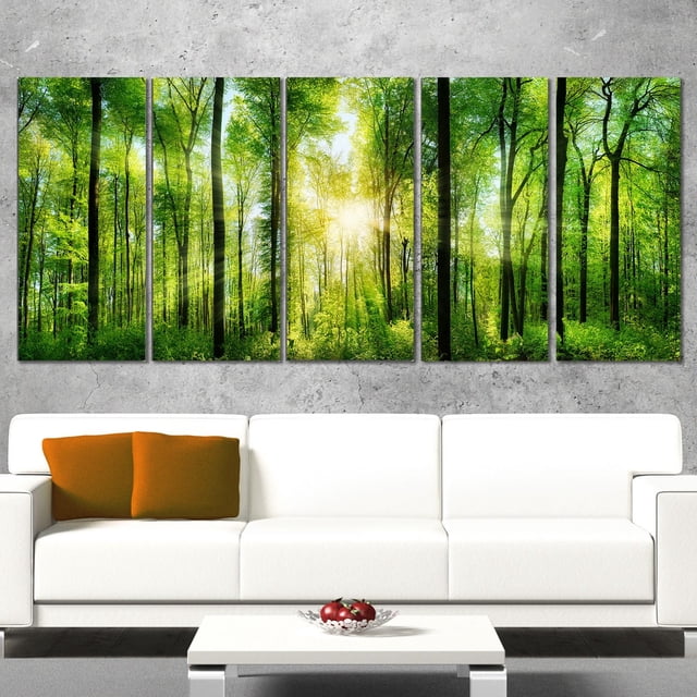 Design Art Forêt avec Rayons de Soleil Panorama Paysage Impression sur Toile, une Toile de Coton Enveloppée à Cinq Panneaux Mesurant 60 par 28 Pouces, Représentant une Forêt Verte Lumineuse avec de Hauts Arbres et des Rayons de Soleil Filtrant à Travers les Feuilles, Prête à Accrocher et Idéale pour Ajouter un décor Naturel à la Déco de la Maison.