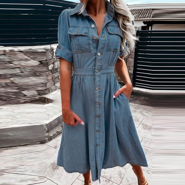Robe d'Été pour Femmes 2024 Mode Grande Taille Printemps/à Revers Boutonnée Décontractée avec Boutons et Poches Robe en Denim. Cette Robe en Denim Décontractée Présente un Col à Revers, une devant Boutonné et des Manches Courtes avec Poignets Roulés. la Robe Comprend Deux Poches Poitrine et des Poches Latérales, Offrant à la Fois du style et de la Fonctionnalité. Fabriquée en polyester, Elle Présente une Coupe Décontractée et une silhouette Trapèze Longueur Genou, Parfaite pour le Port Quotidien, les Fêtes Ou les Sorties Décontractées. le Tissu en Denim Bleu Pâle Ajoute un style Intemporel et Polyvalent.