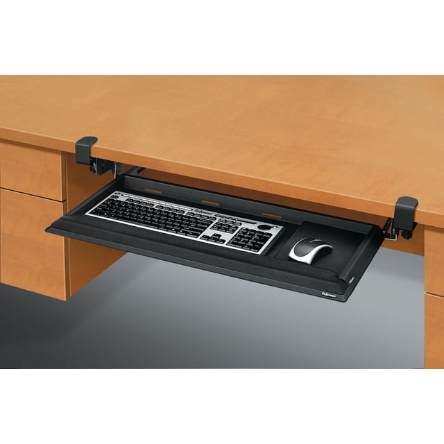 Designer SuitesTM DeskreadyTM Tiroir de Clavier Monté sous un Bureau en Bois Clair avec une Pince Brevetée, Doté d'Un Plateau Noir Résistant aux Impacts Tenant un Clavier et une Souris standard. le Plateau Comprend des supports de Poignet en Mousse Mémoire avec protection Microban® Antimicrobienne, des angles d'Inclinaison Réglables et Permet le placement de la Souris des Deux Côtés pour un Confort Ergonomique.