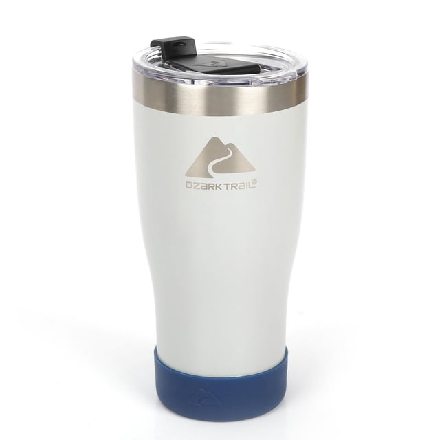 Ozark Trail Tumbler sous Vide en Acier Inoxydable, 20 oz, Blanc avec Botte en silicone Bleue, Couvercle Transparent Anti-Déversement et Bord en Acier Inoxydable Brossé, logo Gravé au Laser à l'Avant. Conçu pour le Rangement des Boissons avec Résistance à la Sueur, Caractéristiques de Contrôle de la Température, Convient aux Voyages Ou à l'Usage Quotidien.