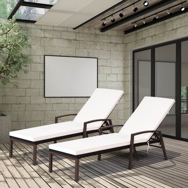 Costway Ensemble de 2 Chaises Longues de Patio en Rotin Chaise Lounge d'Extérieur Inclinable Chaise Longue. Deux Chaises Longues en Rotin PE Brun avec Coussins Blancs, Dotées de Dossiers Réglables avec Cinq positions Inclinables et Accoudoirs Ergonomiques en Acier. Conçues pour l'Extérieur, Ces Chaises Résistantes aux Intempéries Incluent des Coussins Amovibles à Fermeture Éclair pour un Nettoyage Facile. Exposées sur un Patio en Bois avec un Décor Extérieur Moderne.