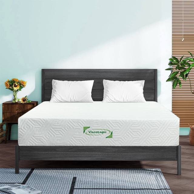 ViscoLogic Simple, Double - Matelas en Mousse Réversible Inspire Comfort Budget, Mousse Certifiée CertiPUR-US® Exposée sur un Lit Plateforme Moderne en Bois Foncé dans une Pièce Lumineuse. le Matelas de 7 Pouces de Fermeté Moyenne Présente une Housse Blanche à Motif Géométrique et Est Conçu pour les Lits Superposés, les Lits Plateforme et Plus. Il Est Rabattable pour une Durabilité Accrue et Respectueux de l'Environnement, Conforme aux Normes CertiPUR-US®. le Matelas Est Compressé et Roulé pour une Expédition Pratique.