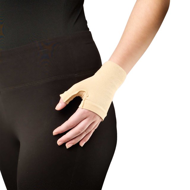 Truform Gantelet de Compression : 20 - 30 mmHg, Beige, Moyen. un Gantelet Beige de Qualité Médicale à Compression Graduée Conçu pour la Gestion de l'Enflure des Membres Supérieurs, Montré Porté sur une Main. Comprend un Tricot en Microfibre Léger pour le Confort et un Ajustement Sans Couture du Poignet. Convient à l'Utilisation Postchirurgicale, à la Récupération après Traumatisme et aux Brûlures de Radiothérapie. Sans Latex et Fabriqué aux É.-U.
