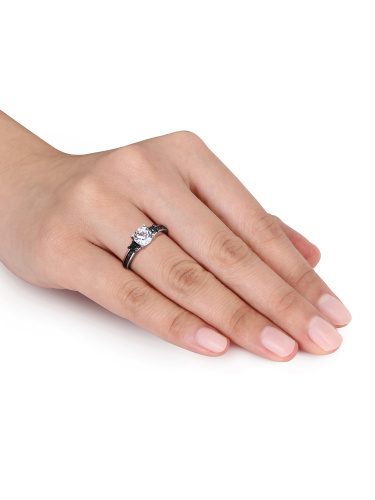 Bague de fiançailles Asteria avec 1.38 carat de saphir blanc synthétique et 0.33 carat de diamants noirs en argent sterling
