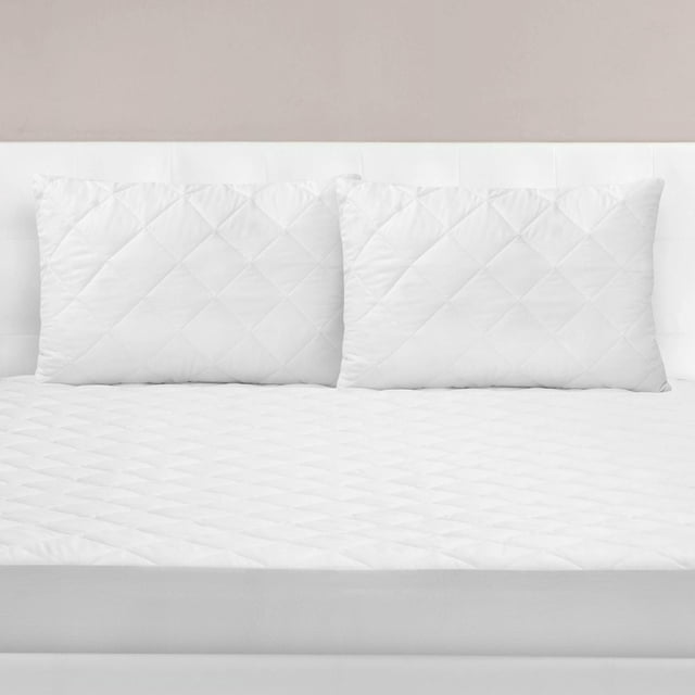 Safdie & Co. Housse d'Oreiller 2 Pa Grand Blanche avec Deux Housses d'Oreiller Matelassées Blanches avec Surpiqûres en Losange sur un Protège-Matelas Matelassé Blanc, Posée contre une Tête de Lit Rembourrée Blanche et un Mur beige, Idéale pour les Taies d'Oreiller pour Enfants avec Tissu polyester Hypoallergénique et Imperméable et Conception Lavable à la machine.