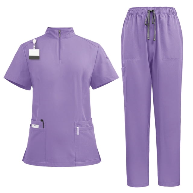 Bocqde Ensemble de Sarrau pour Femmes Comprenant un Haut à Manches Courtes avec Fermeture Éclair et Col Montant et un Pantalon jogger de Couleur Mauve Pâle. le Haut Comprend Plusieurs Poches pour le Rangement et un Porte-Insigne, pendant Que le Pantalon jogger a une Taille Élastique avec un Cordon pour un Ajustement Sécuritaire. Fabriqué en polyester Léger, Cet Uniforme d'Infirmière Est Conçu pour le Confort, la Durabilité et un Séchage Rapide, Convient aux Professionnels de la Santé. l'Ensemble Est Présenté sur un Fond Blanc.