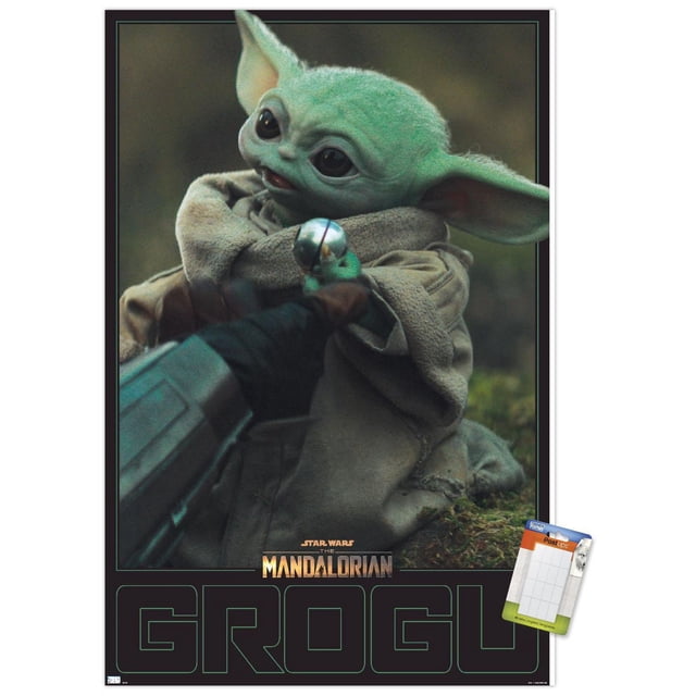 Star Wars : The Mandalorian Saison 2 - Affiche Murale Grogu, 22,375 Pouces x 34 Pouces Encadrée Montrant un Gros Plan Centré de Grogu, le Personnage Vert aux Grands Yeux Noirs et aux Oreilles Surdimensionnées, Enveloppé dans une robe beige Tenant une Petite Clochette Argentée, avec un Arrière-Plan Naturel Flou et le logo Mandalorian et le Nom Grogu en Gras au Bas. Cette Affiche Encadrée Légère Est Idéale pour la Décoration Murale de Chambre Ou de Bureau.