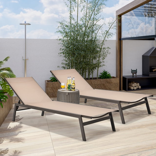 Costway Lot de 2 Chaises Longues de Patio Chaise Inclinable en Brun, Conçues avec un Cadre en Acier Inoxydable et un Tissu Respirant à Séchage Rapide. Chaque Chaise Offre 6 positions de Dossier Réglables pour un Confort Personnalisé et Supporte jusqu'à 330 Lb. Parfait pour les Espaces Extérieurs comme les patios, les Jardins, les Cours Arrière Ou les Zones au Bord de la Piscine. Présentée dans un Patio Élégant avec de la Verdure et une Petite table entre les Chaises.