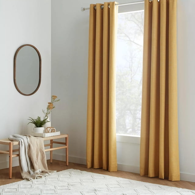 Bouclair Chita Jaune Rideau Occultant Mesurant 52x96 Pouces (132x244 cm) Exposé dans un Cadre de Pièce Moderne. le Rideau Jaune Uni Présente une Doublure en Toile pour Bloquer Complètement la Lumière, Améliorer l'Efficacité Énergétique et Réduire le Bruit. Il Se Suspend à une Tringle à Rideaux avec Oeillets, Complétant le Décor Neutre avec un Banc, des Couvertures Jetées et un Miroir Rond. Idéal pour Créer un Espace de Vie Tranquille et Stylé.