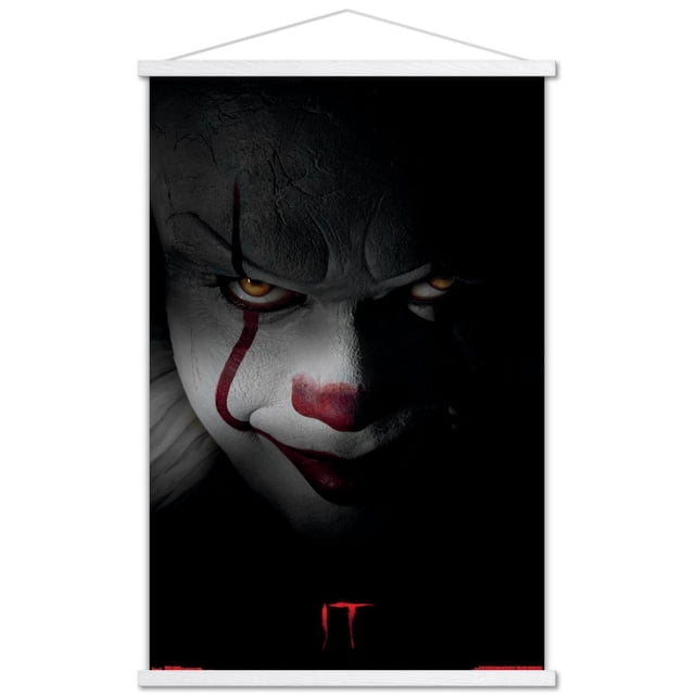 IT - Pennywise Affiche Murale, Affiche Encadrée 22,375 Pouces x 34 Pouces avec Fond Noir et logo « IT » Rouge au Centre Inférieur, Dotée d'Une Finition Satinée de Qualité Supérieure et d'Un Cadre Léger par Trends International, Convient à la Déco de la Maison et à la Décoration de Fêtes.