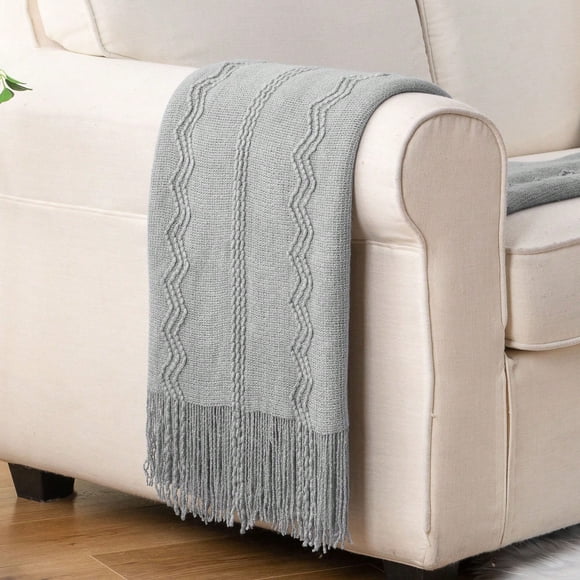 Battilo Couverture Jetée en Tricot Gris Pâle Douce, Légère et Texturée, Couverture Décorative avec Pompon pour Lit, Canapé, 50"x60 Pouces