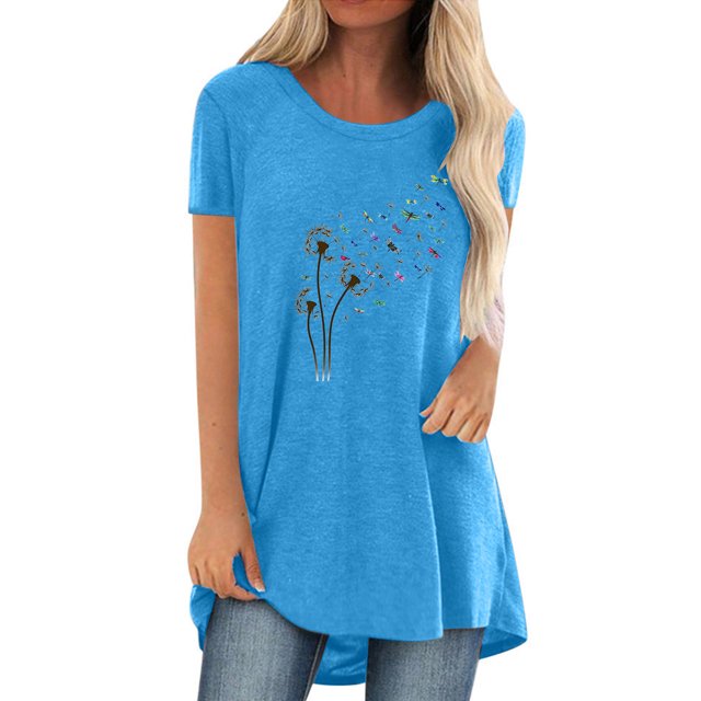 Pompotops Chemises Décontractées de Mode pour Femmes à Imprimé, Manches Courtes, T-Shirt Ample, Tuniques, Blouse de Couleur Bleu Vif. la Chemise Présente une Encolure Ronde, des Manches Courtes et une Coupe Ample avec un Ourlet Asymétrique. un Imprimé Pissenlit et Papillon Décore l'Avant, Ajoutant une Touche Fantaisiste. Fabriquée en polyester, Elle Convient au Port Quotidien au Printemps, en Été et en Automne. Montrée en Style avec des jeans.