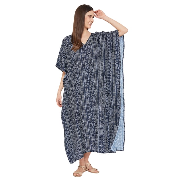 Caftans Longs pour Femmes Grande Taille Robe Caftan Robe de Soirée Fête Été Plage Robe d'Été Manches Kimono Longues Robes Décontractées en Ligne. l'Image Montre un Caftan Fluide et Pleine Longueur avec un Motif Bleu et Blanc, Présentant des Manches Kimono et une Coupe Décontractée. Fabriqué en Tissu 100 % polyester, Il Est Respirant et Confortable, Convient aux Sorties Décontractées, aux Tenues de Plage Ou aux Fêtes Spéciales. le Modèle Se Tient Debout en une Posture Neutre, Portant des Sandales, avec un Fond Blanc Uni.