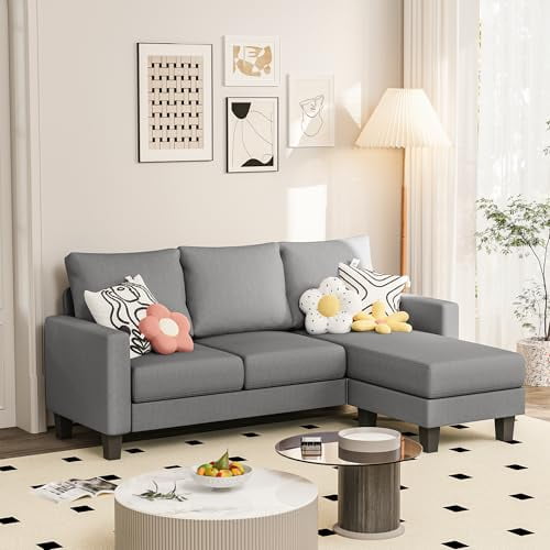 Homall Canapé Sectionnel Convertible, Canapé Moderne en L 3 Places avec Méridienne Réversible, Rembourré en Tissu de Lin Gris Doux. le Canapé Présente une Mousse Haute Densité et des Coussins à Ressorts Hélicoïdaux pour le Confort, un Cadre en Bois Robuste et une Largeur Compacte de 70,8 Pouces, Idéal pour les Petits Espaces comme les Appartements Ou les Bureaux. la Méridienne Peut Être Positionnée des Deux Côtés pour s'Adapter à l'Aménagement de la Pièce. Présenté dans un Salon Lumineux avec des Coussins Décoratifs et une table Basse.