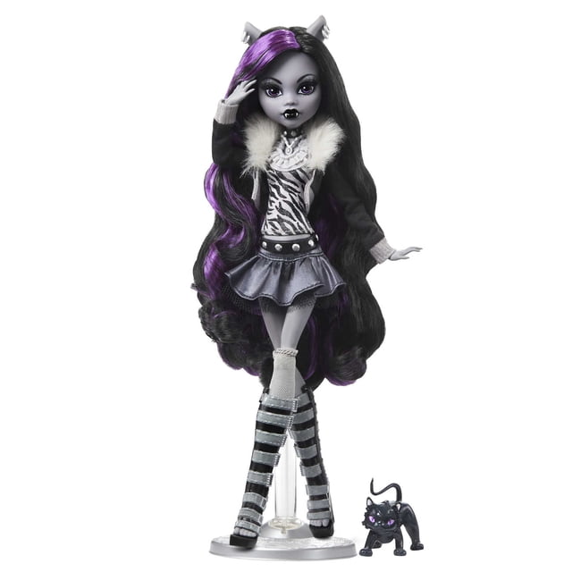 Monster High Reel Drama Clawdeen Wolf Poupée de Collection en Noir et Blanc avec Mèches Violettes, Portant une Veste Bordée de Fausse Fourrure, Haut à Imprimé Zèbre, Jupe Évasée et Bottes Rayées Hauteur Genou, Posée avec Sa Figurine de Chat Noir en Croissant sur un Support Transparent, Entièrement Articulée et Conçue pour les Collectionneurs.