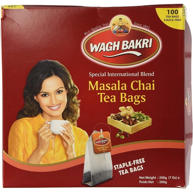 Wagh Bakri Boîte de Sachets de Thé Masala avec Fond Rouge Mettant en Vedette le logo de la Marque, Sachets de Thé Masala chai Mélange international Spécial dans un Emballage Sans Agrafes, Poids net de 200 g (7 oz), une image de Sachet de Thé et un Plateau en Bois d'Épices Incluant Cannelle et Cardamome.
