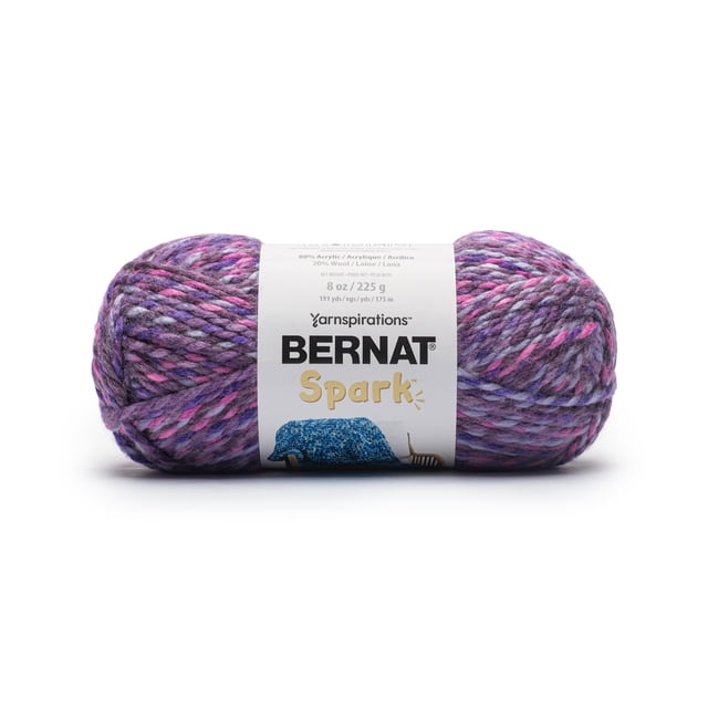 Bernat® Spark™ Fil Mélangé Volumineux #5 de Mystic, 8oz/225g avec 191 yards, Comprenant d'Épaisses Brins Torsadés dans des Tons Violet, Rose et Gris, Enveloppé d'Une Étiquette Blanche Montrant les Détails de la Marque et du Produit, Idéal pour le Tricot et le Crochet Accessoires Chauds d'Hiver.
