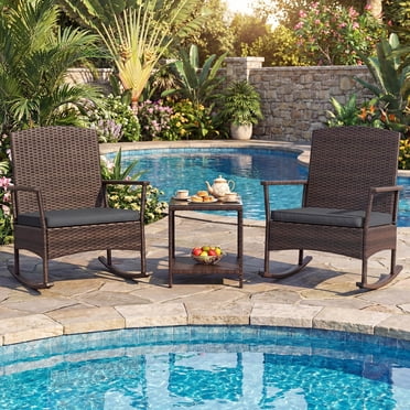 Costway Ensemble Bistro à Bascule de Patio 3 Pcs, 2 Fauteuils en Rotin avec Table d'Appoint à 2 Niveaux Brun Mélangé + Gris