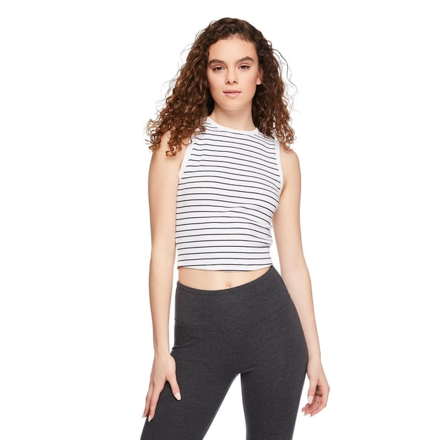 No Boundaries Débardeur Côtelé pour Femme en Tricot Côtelé Blanc avec Fines Rayures Horizontales Noires, Sans Manches à Encolure Ras du Cou et Ourlet Court Incurvé, Assorti à des leggings Gris Foncé Taille Haute, Montré à l'Avant sur un Fond Blanc.