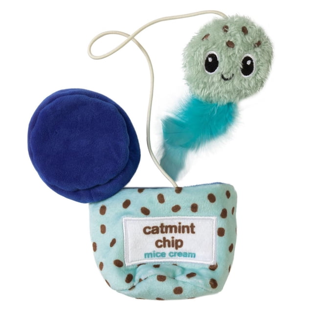 Quirky Kitty Crème pour Souris Cache-Toi Jouet en Peluche pour Chat avec une base en Peluche Bleu Pâle à Pois Bruns Étiquetée « Crème pour Souris aux Croustilles de Cataire », Connectée par une Corde à une Boule Duveteuse Verte Douce avec des Yeux Brodés et des Taches Brunes, Mettant en Vedette une Plume Bleue, Conçue comme un Jouet Casse-Tête Style Terrier avec de l'Herbe à Chat Nord-Américaine pour la stimulation Mentale et la Prévention de l'Ennui.