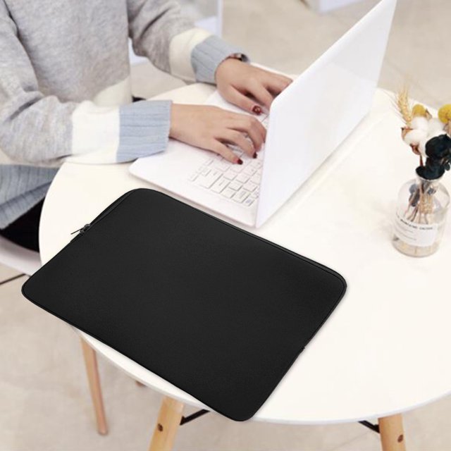 Housse pour Ordinateur Portable, Sac d'Ordinateur Rembourré Doux à Double Fermeture Éclair, Étui de protection pour Ordinateur Portable Notebook Air Pro en Noir, Affiché sur une table Blanche. la Housse Présente une Double Fermeture Éclair Lisse pour un Accès Facile et un Matériau en Mousse Souple pour la protection contre les Impacts. Convient aux Ordinateurs Portables de 14 Pouces et 15 Pouces, avec un design Unisexe de Style Professionnel.