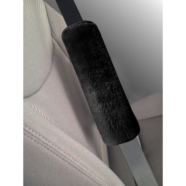 Auto Drive Ceinture de Sécurité en Fausse Peau de Mouton, Coussinet d'Épaule Noir sur une Ceinture de Voiture Grise par-Dessus un Siège de Voiture en Tissu Gris Pâle, avec une Housse en Fausse Peau de Mouton Douce Qui Empêche le Frottage et Ajoute du Confort pendant le Voyage, Convient aux Voitures, Camions, VUS, Fourgonnettes, et Également Idéal pour Sacs à Dos Ou Sangles de Bagage.