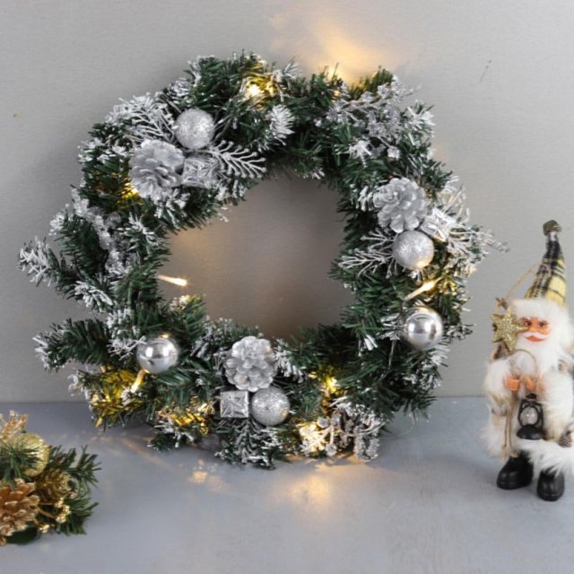 Couronne de Porte Lumineuse à LED Décorations de Couronne de Noël avec Boules de Pin Cintre pour Porte d'Entrée