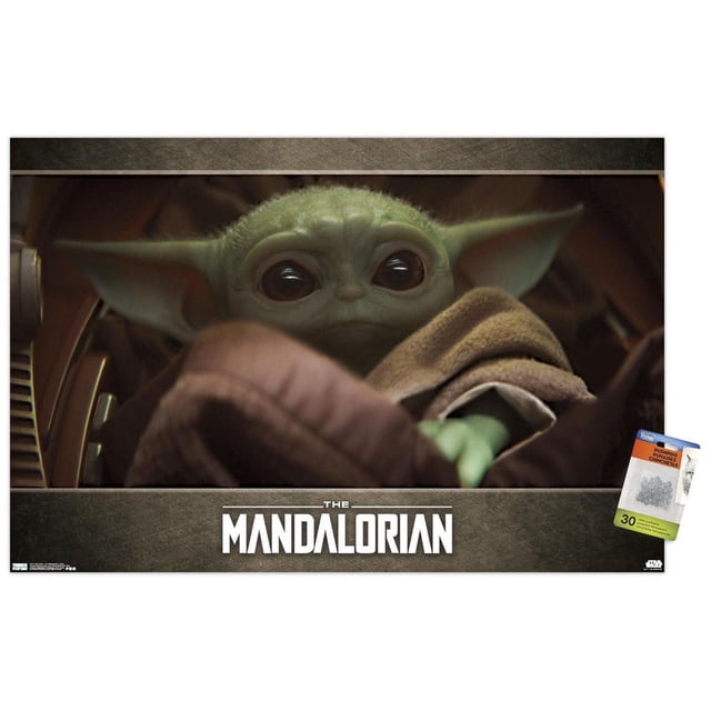 Star Wars : The Mandalorian - Affiche Murale Yeux, 22,375 Po x 34 Po Montrant un Gros Plan des Oreilles Vertes de Grogu et de la Main Se Tendant vers l'Avant, Imprimée sur Papier d'Affiche Lustré avec un Cadre Texturé Sombre et le logo The Mandalorian en Blanc au Bas, Convient pour Décorer des Chambres, des Bureaux Ou des Dortoirs.