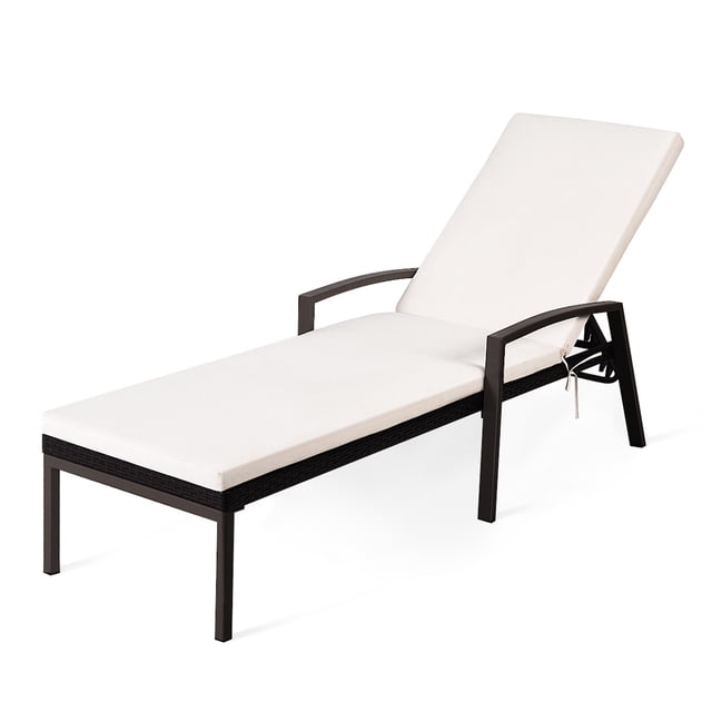 Topbuy Chaise Longue de Patio en Rotin Osier Chaise Longue Inclinable Bain de Soleil Dossier Réglable dans un Cadre en Rotin PE Brun avec un Coussin en polyester Blanc. Comprend des Accoudoirs Ergonomiques, un Cadre en Acier Robuste et un Dossier Réglable à Cinq positions pour un Confort Personnalisé. Convient à une Utilisation Extérieure dans les Jardins, Balcons, au Bord de la Piscine Ou les Cours Arrière. Comprend une Housse de Coussin Amovible avec des Fermetures Éclair Lisses pour un Nettoyage Facile.
