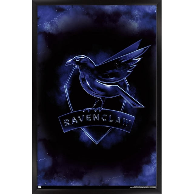 Harry Potter - Affiche Murale Magique du Crest de Serdaigle, 22,375 Po x 34 Po, Montrant un Emblème de Serdaigle Bleu Orienté vers l'Avant Perché sur un Contour de Bouclier avec le Mot « Serdaigle » en Dessous, sur un Fond Bleu Foncé Enfumé, Imprimée sur Papier d'Affiche Lustré Idéale pour la Décoration Murale de Chambre Ou de Dortoir.