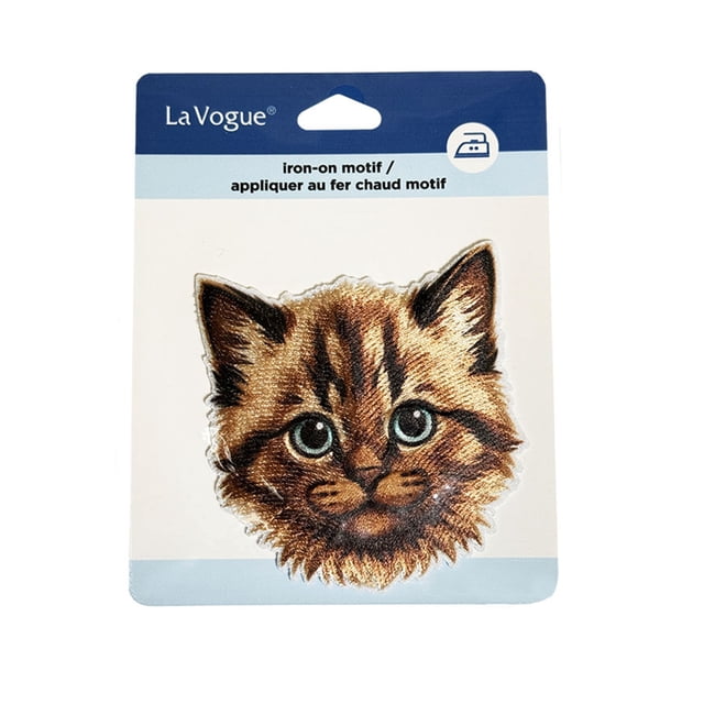 LA VOGUE Écusson Brodé Thermocollant pour Chat, 1 Pce Mettant en Vedette un Visage de Chat Rayé Brun et Noir avec des Yeux Verts sur une Carte Blanche et Bleue, Idéal pour les Trousses d'Artisanat pour Enfants et pour Personnaliser des Vêtements Ou des Sacs avec une Méthode Thermocollante Facile Sans Couture.