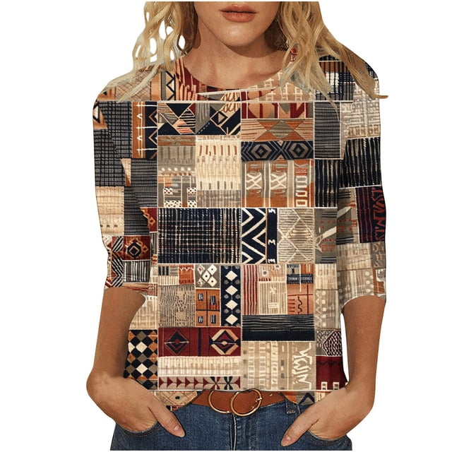 HKEJIAOI T-Shirts à Manches 3/4 pour Femmes à Imprimé Floral Col Rond Coupe Ample T-Shirts Décontractés Mode Chandails à Enfiler en Brun-A TG. Ce Haut pour Femme Met en Valeur un Imprimé Floral de Style Patchwork dans des Tons Terreux comme Brun, beige et Marine, avec une Encolure Arrondie et des Manches 3/4. Fabriqué en Mélange Doux polyester-spandex, Il Est Respirant et Confortable pour Porter Toute la Journée. Idéal pour les Sorties Décontractées, les Contextes de Bureau Ou la Détente, Il s'Agence Sans Effort avec des jeans, des Pantalons Ou des Jupes pour un Style Stylé