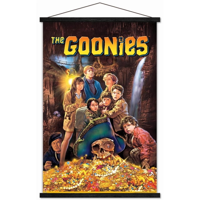 The Goonies - Affiche Murale sur une Feuille, 22,375 Pouces x 34 Pouces Représentant un Groupe d'Enfants à l'Intérieur d'Une Grotte Illuminée par une Lanterne, avec un Grand Crâne de pirate Portant un Tricorne Bleu Se Reposant sur un Tas de Pièces d'Or, de Perles et de Bijoux au Premier Plan. une Cascade et un Pont de Corde Apparaissent en Arrière-Plan. Cette Affiche Lustrée et Haute Résolution Convient pour Décorer des Chambres, des Bureaux Ou des Dortoirs et Est Légère pour