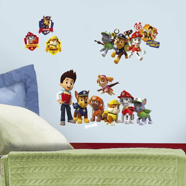 Pat' Patrouille Autocollants Muraux Pelables et Adhésifs Mettant en Vedette les Personnages Chase, Marshall, Rubble, Skye, Rocky, Zuma et Ryder sur un Mur Lisse Bleu Pâle au-Dessus d'Un Lit avec Courtepointe Verte et Oreiller Bleu, Idéal pour une Personnalisation Facile du décor de Chambre d'Enfant.